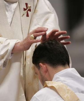 Papa imposicion manos sacerdote